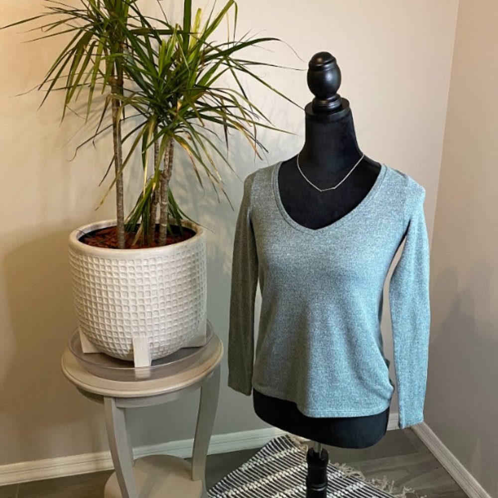 American Eagle Long Sleeve V-neck Sweater Top